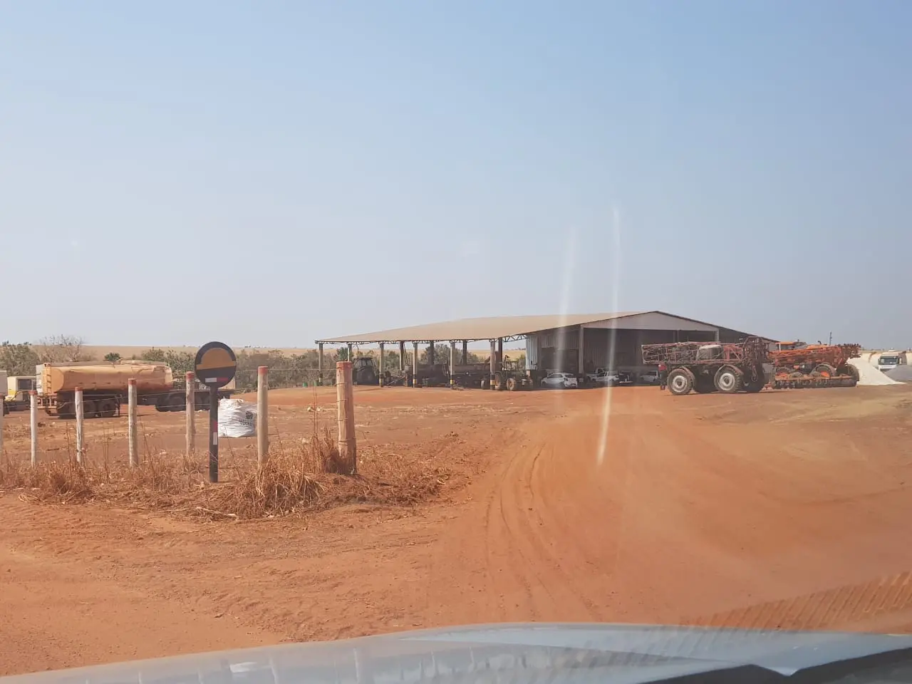 Máquinas e implementos da fazenda em Porto Alegre do Norte MT
