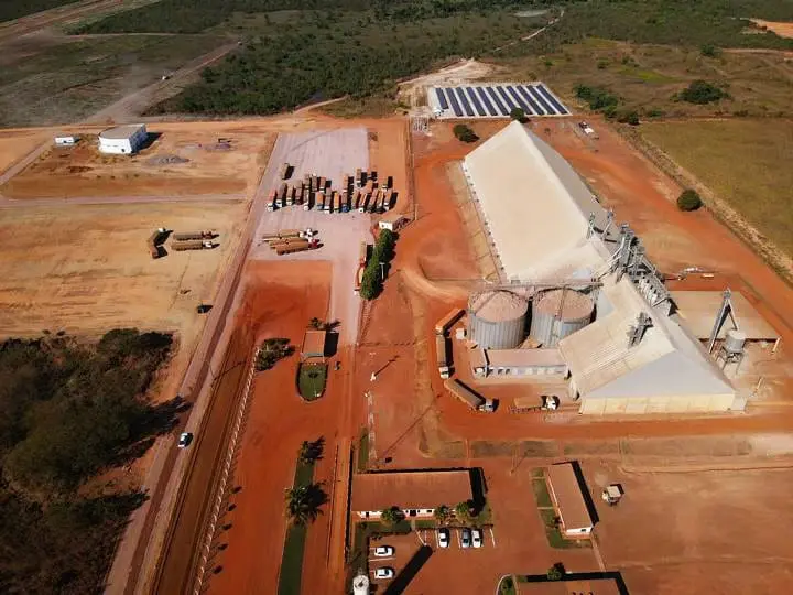 Silos e infraestrutura da fazenda em Porto Alegre do Norte